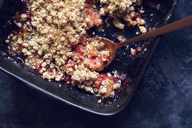 HOW TO MAKE A TASTY PLUM CRUMBLE