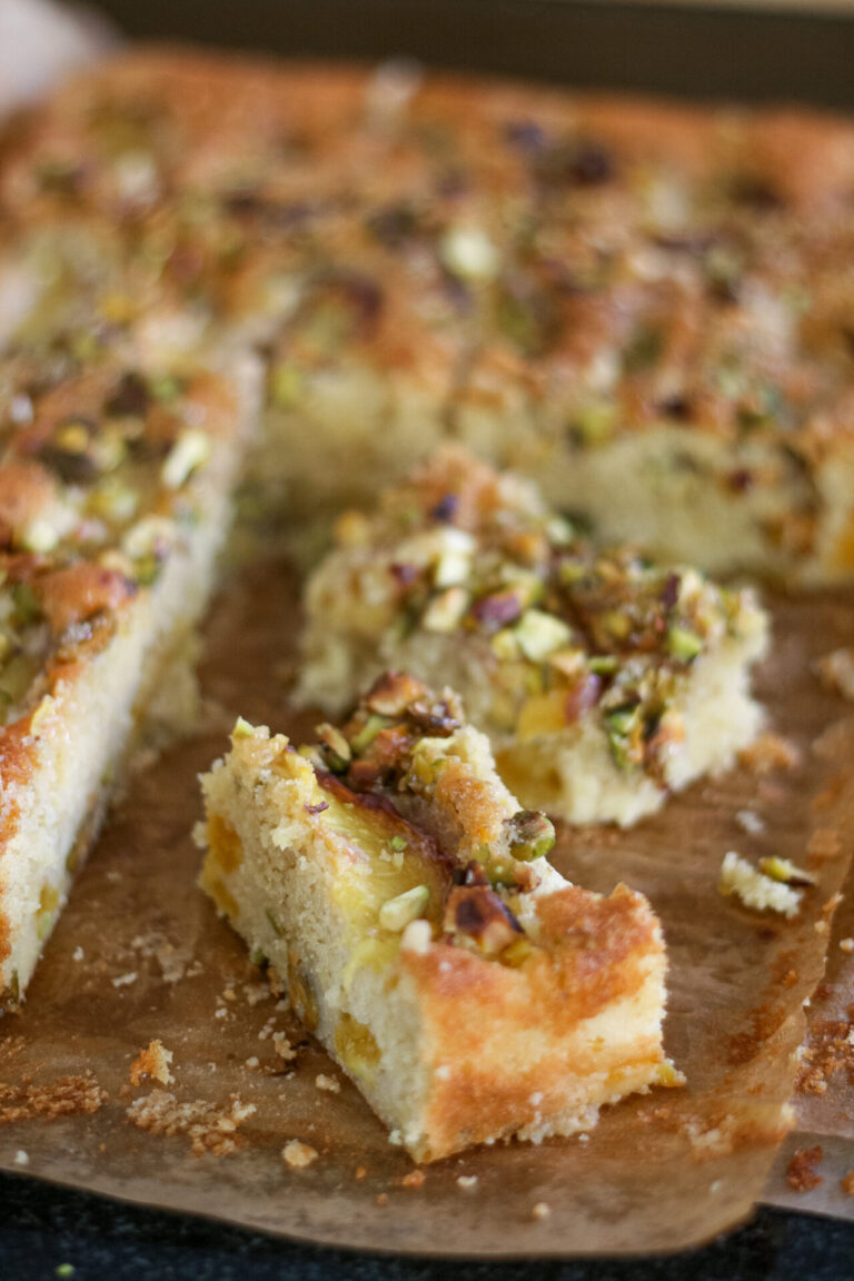 Peach and pistachio traybake
