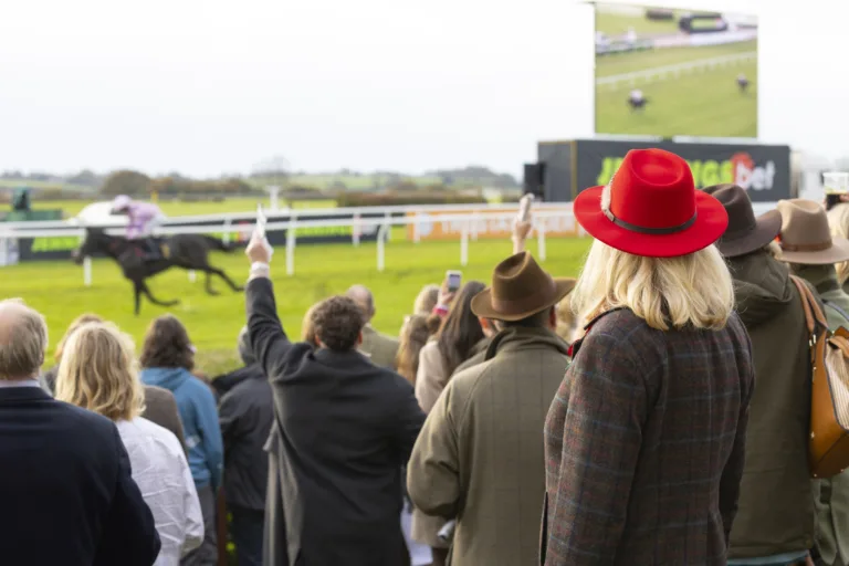 Autumn returns to Wincanton:racing, style … and festive fun